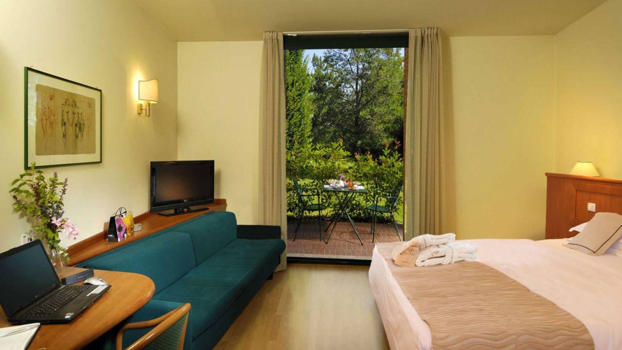 Phi Hotel Emilia Оццано-делл'Эмилия Экстерьер фото
