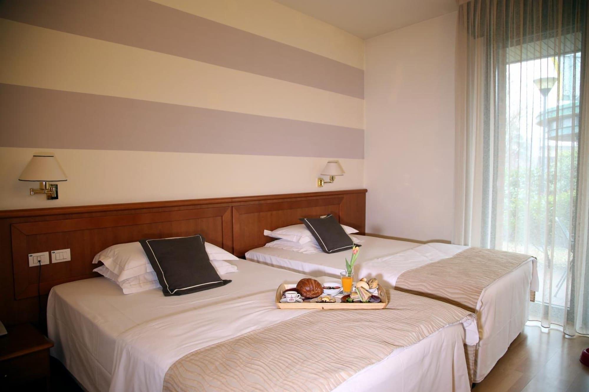 Phi Hotel Emilia Оццано-делл'Эмилия Экстерьер фото