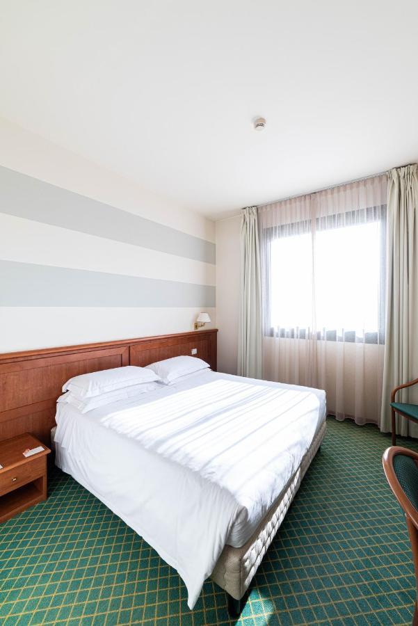 Phi Hotel Emilia Оццано-делл'Эмилия Экстерьер фото