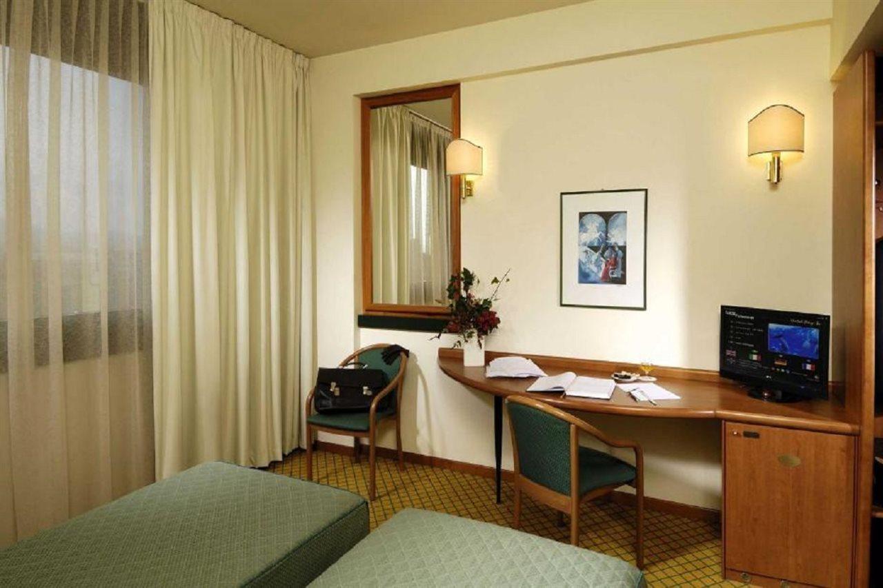 Phi Hotel Emilia Оццано-делл'Эмилия Экстерьер фото